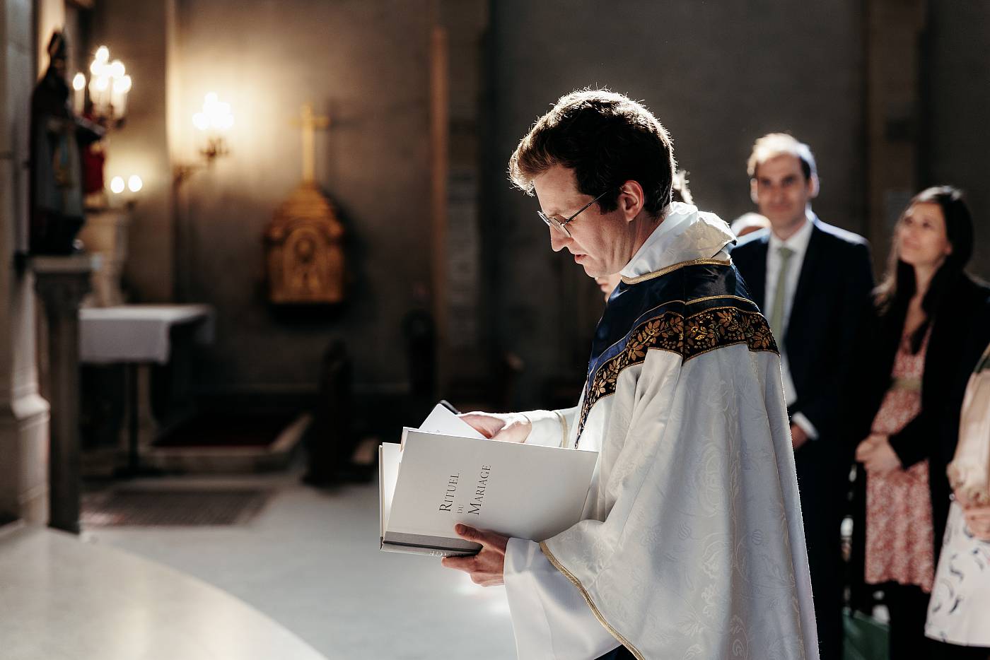 Le prêtre lit le rituel du mariage