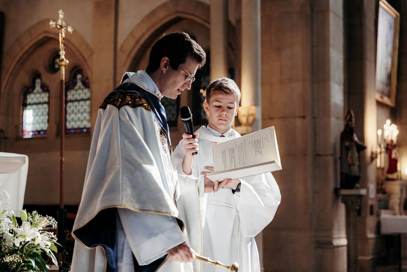 Le prêtre offre la bénédiction