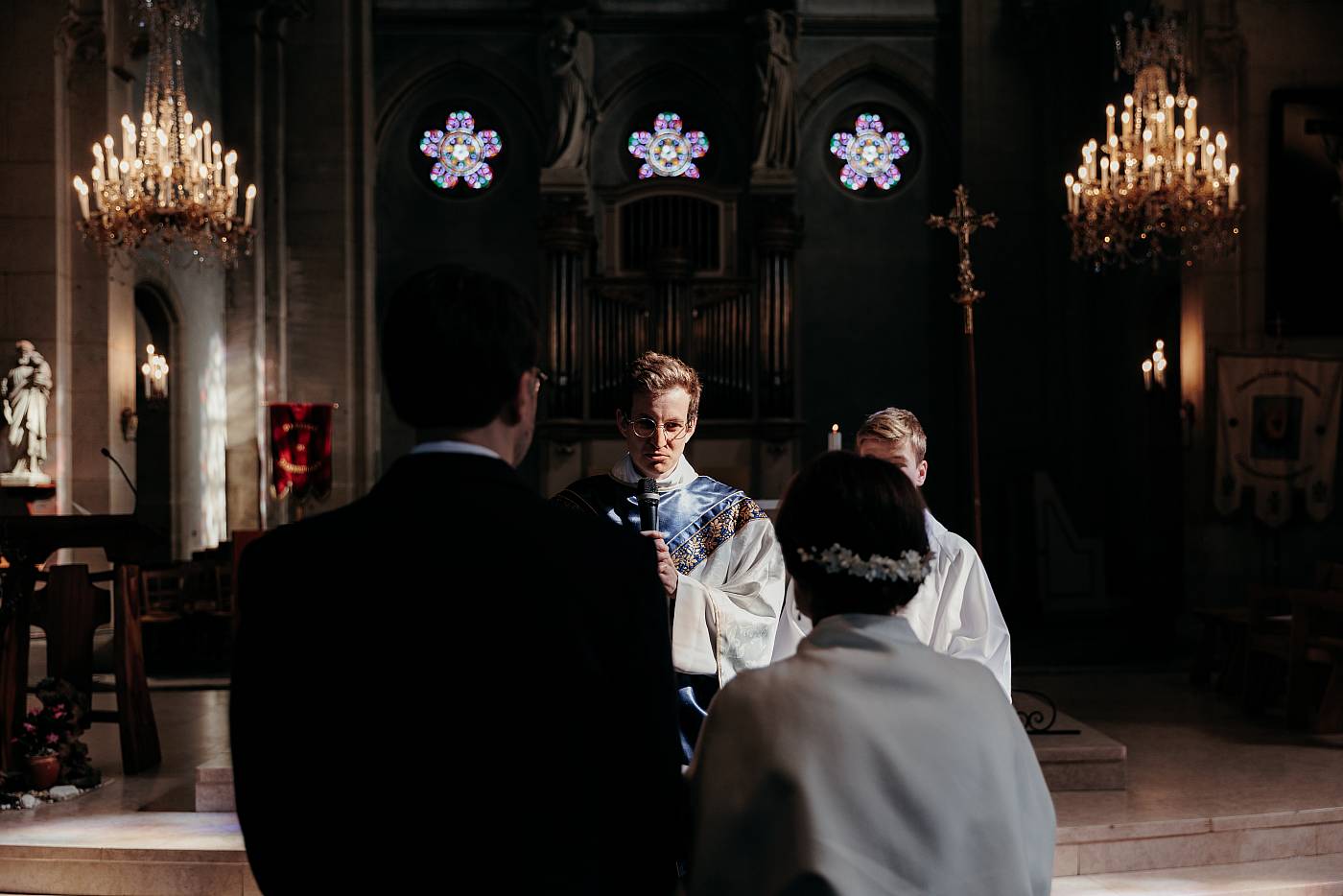 Les mariés face au prêtre