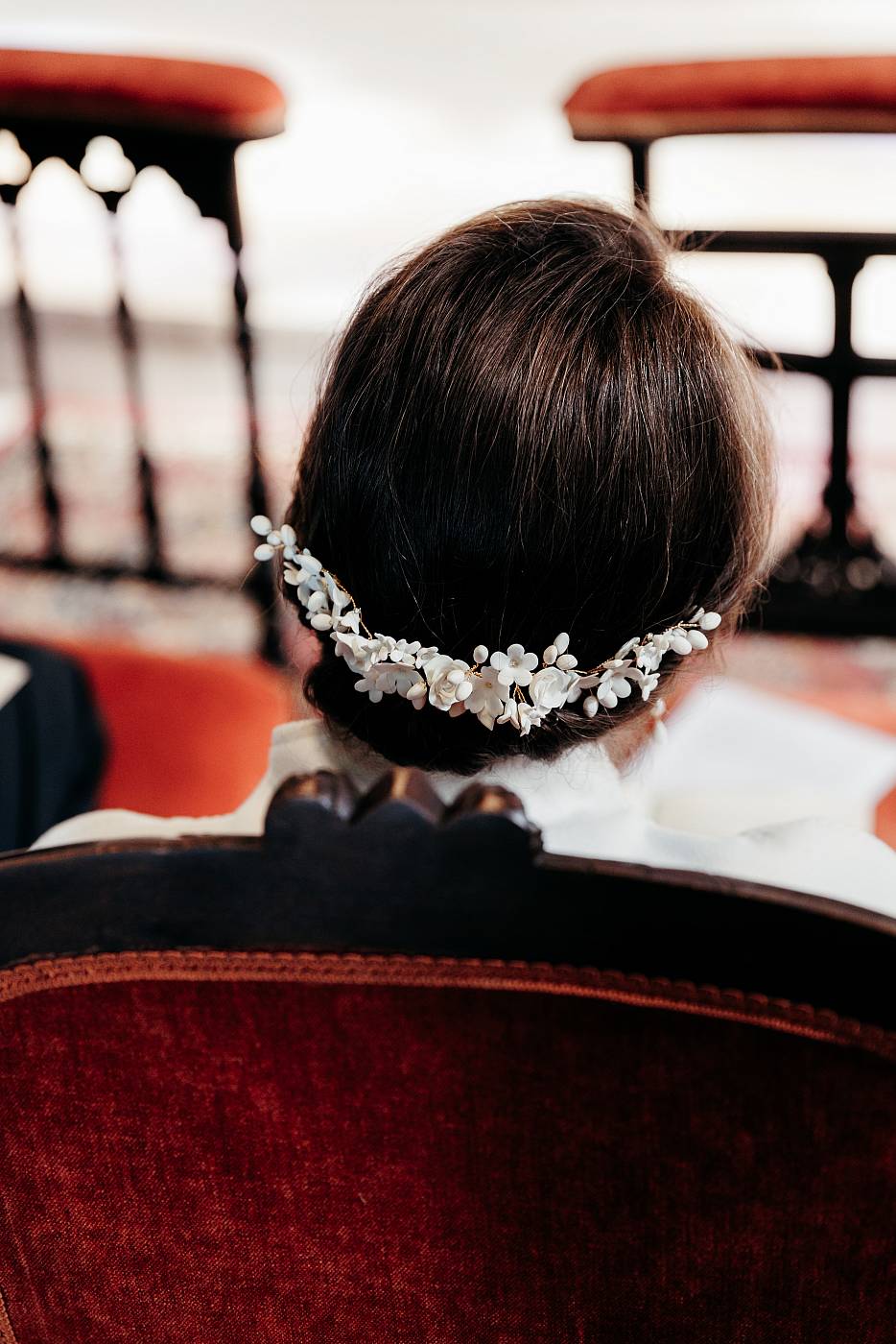 Les fleurs dans la chevelure de la mariée