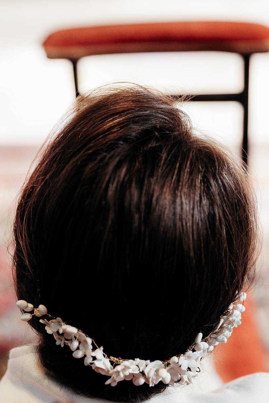 Décoration florale dans les cheveux de la mariée