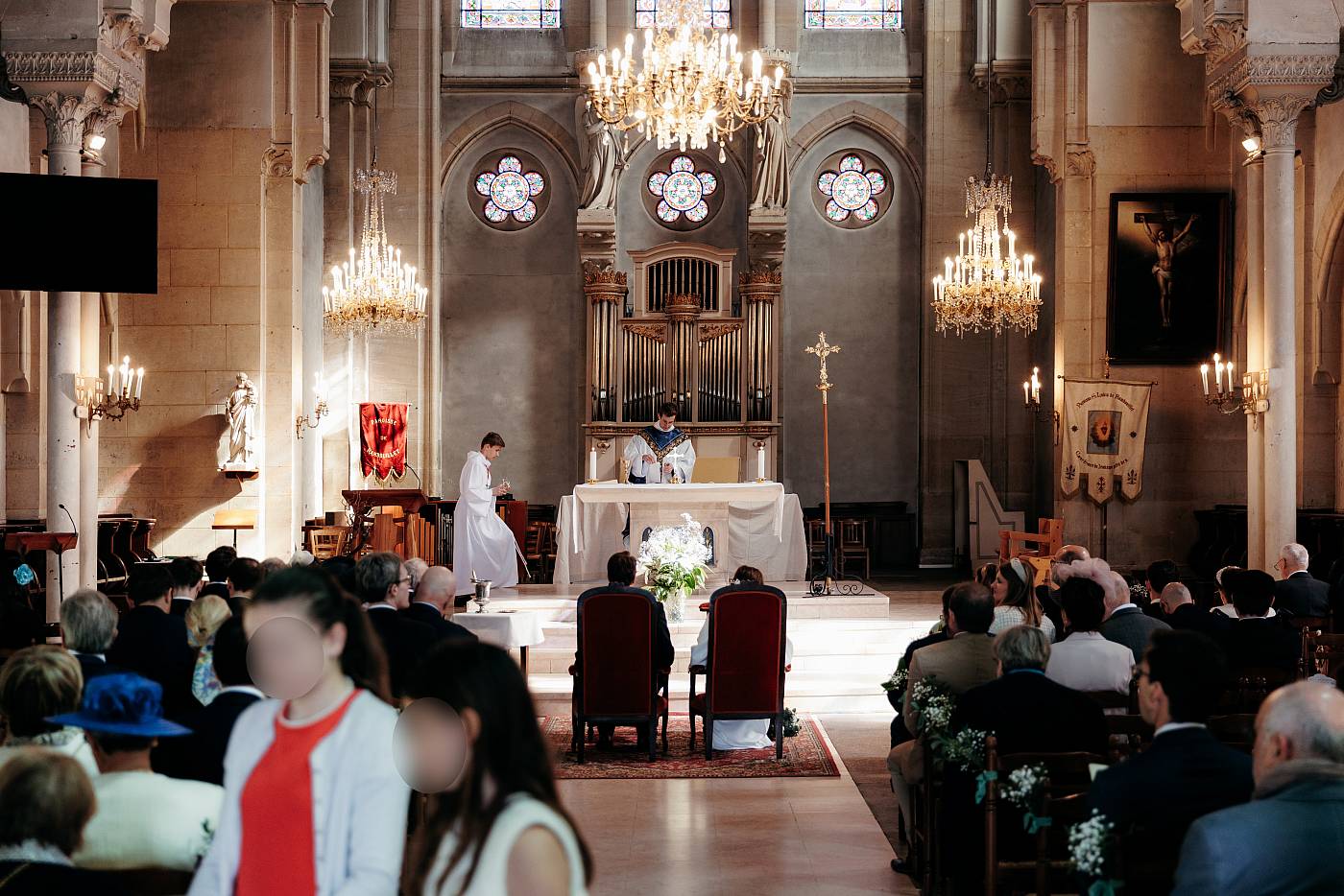 Vue sur les mariés, leurs invités et l'église de Rambouillet