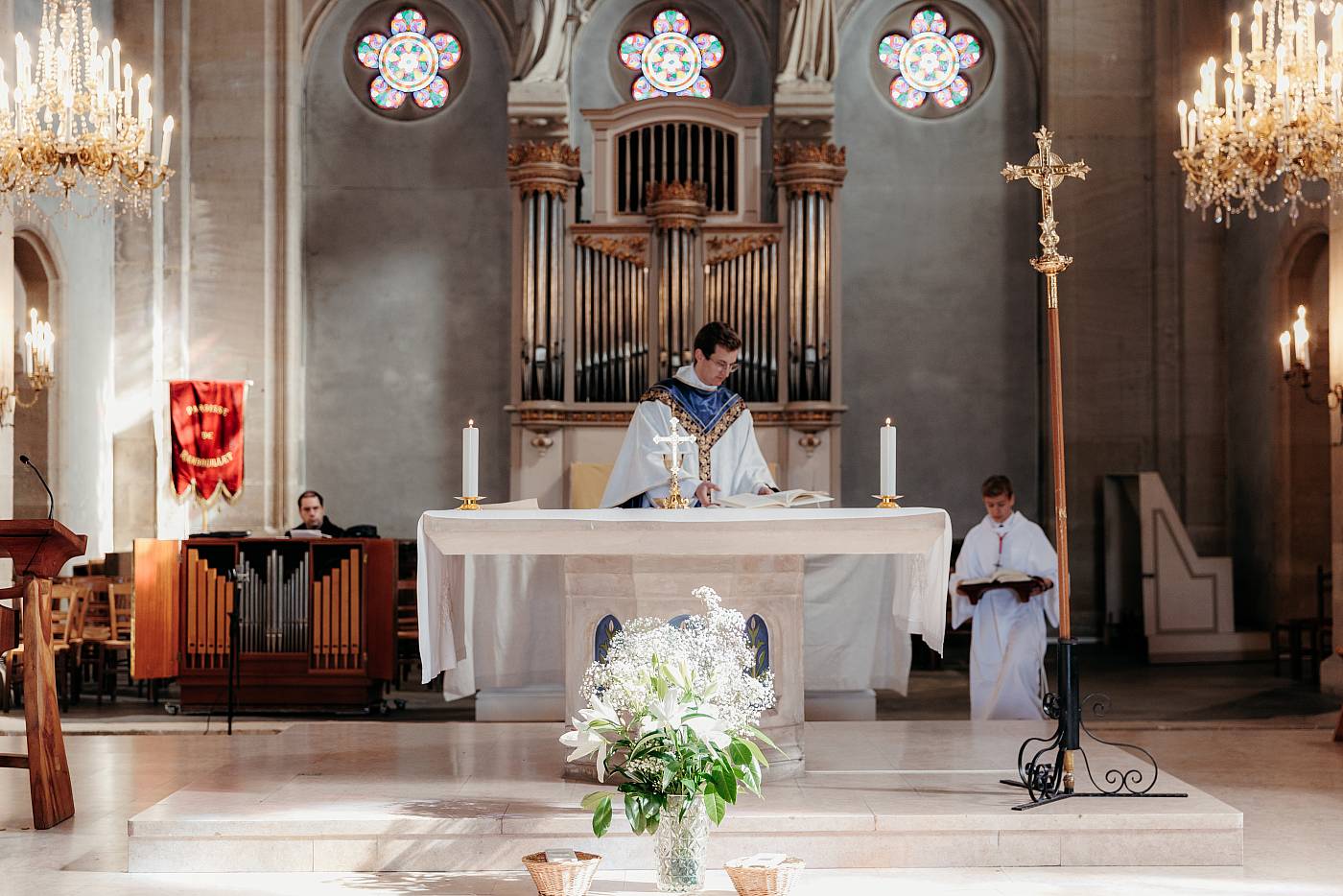 Le prête officie la cérémonie à l'église de Rambouillet dans les Yvelines