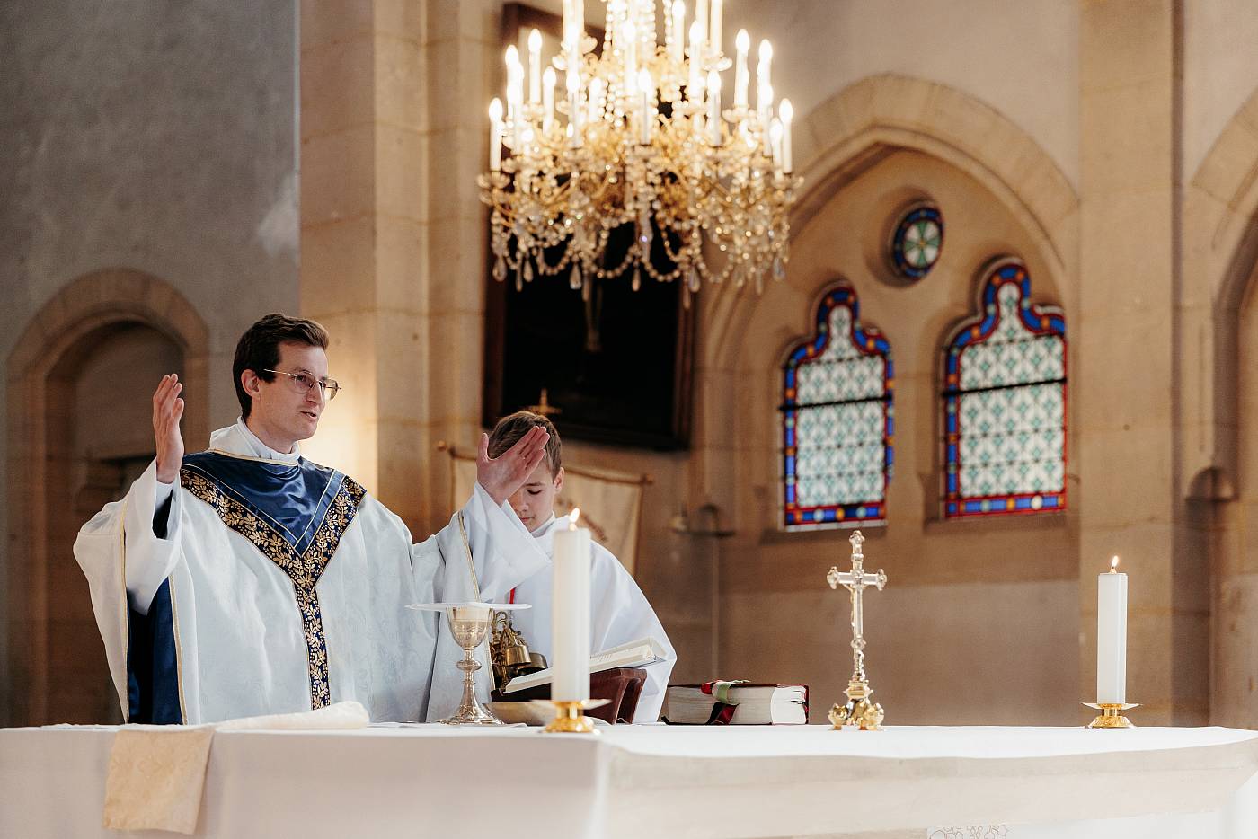 Le prêtre et l'enfant de coeur lors de la cérémonie à l'église