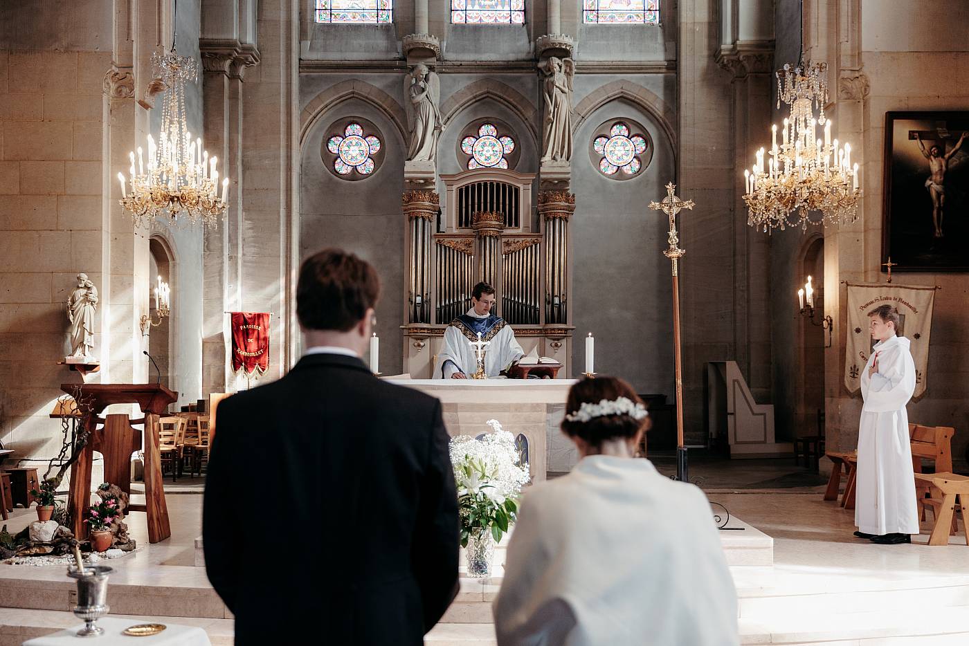 Les mariés durant la cérémonie à l'église de Rambouillet