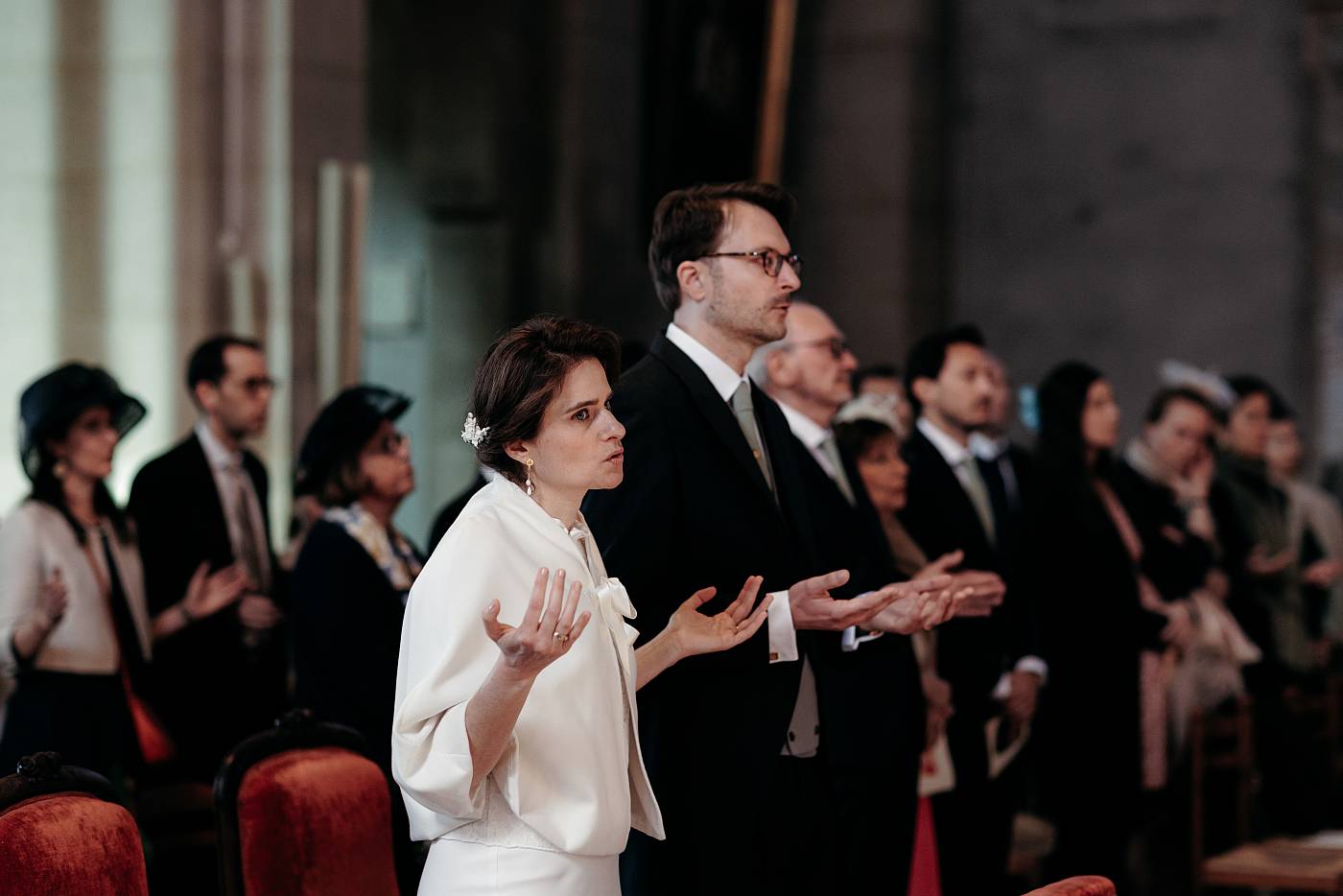 Les mariés chantent durant la cérémonie à l'église