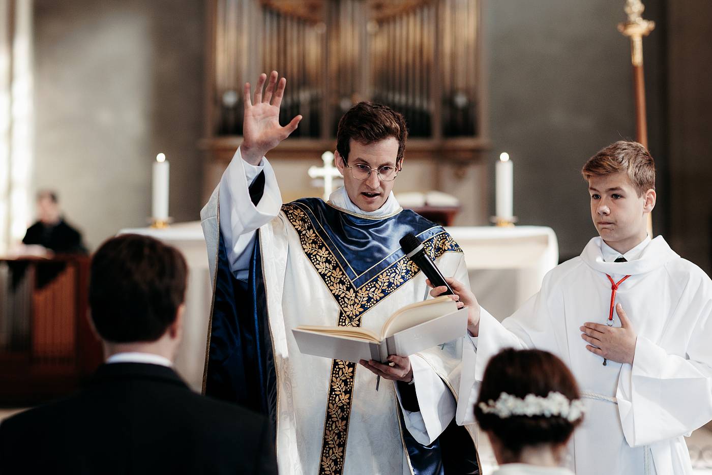 Sacrement du prêtre durant la cérémonie à l'église de Rambouillet