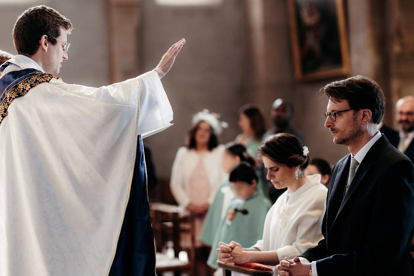 Le prêtre face aux mariés agenouillés