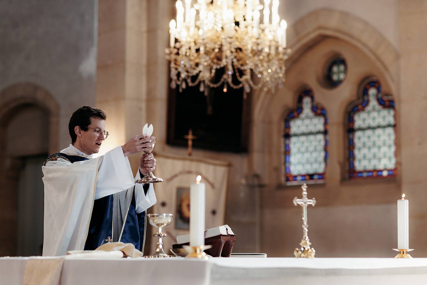 Le prêtre prépare les hosties