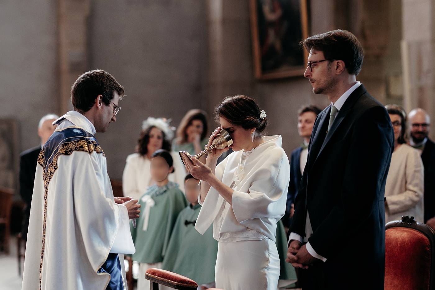 La mariée boit le vin dans la coupe