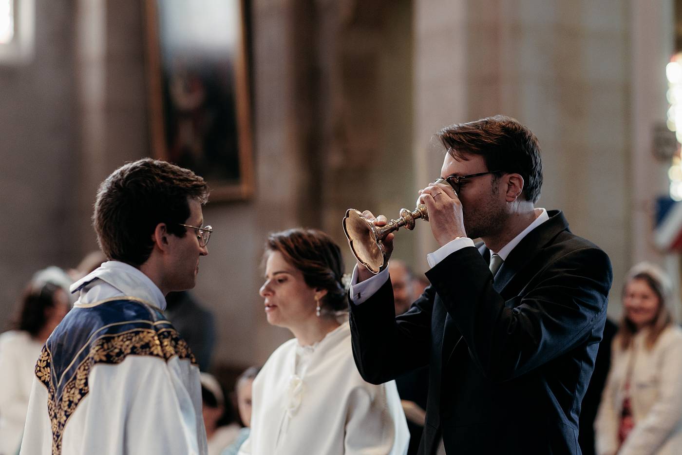 Le marié boit le vin dans la coupe