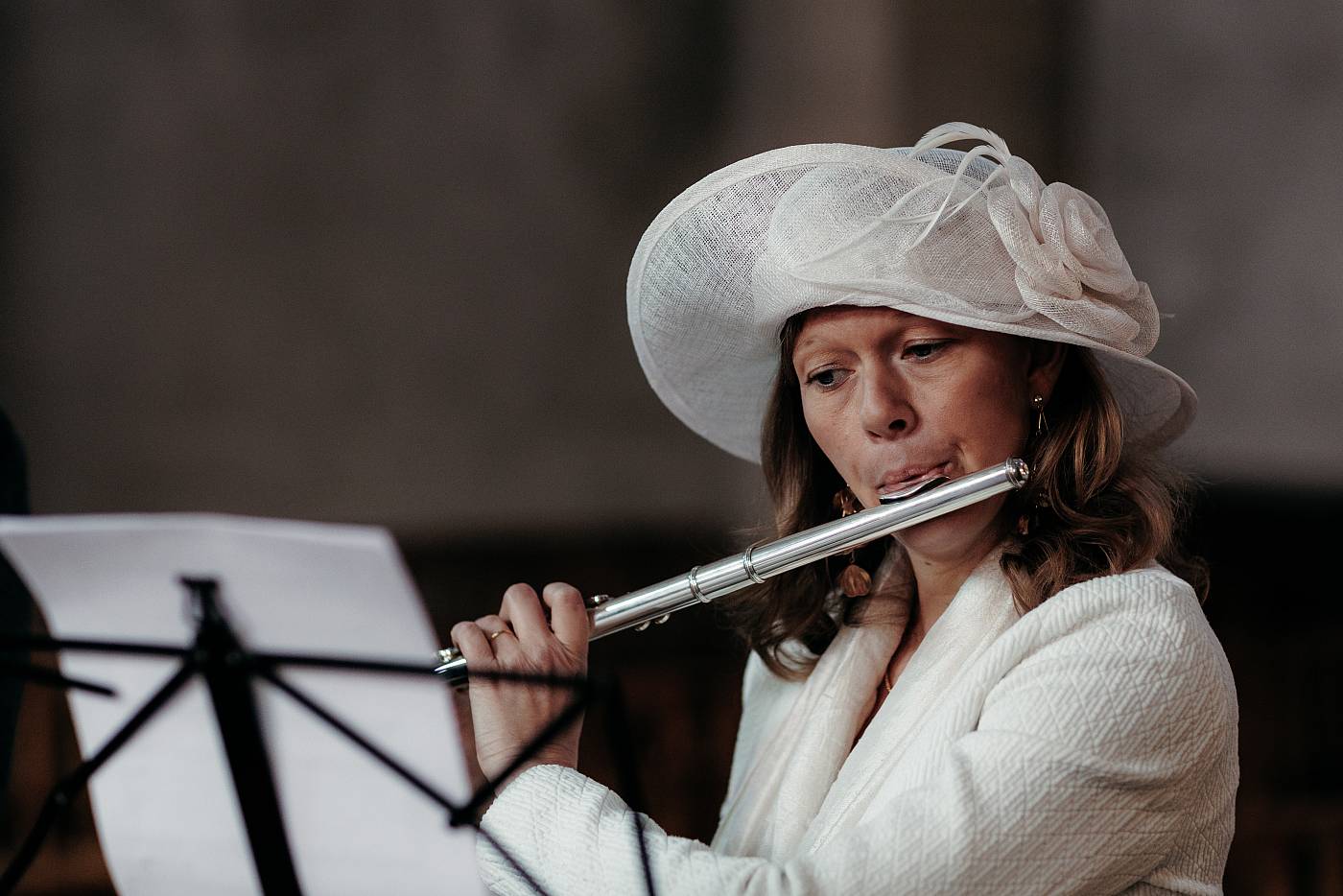 Une joueuse de clarinette faisant partie des musiciens
