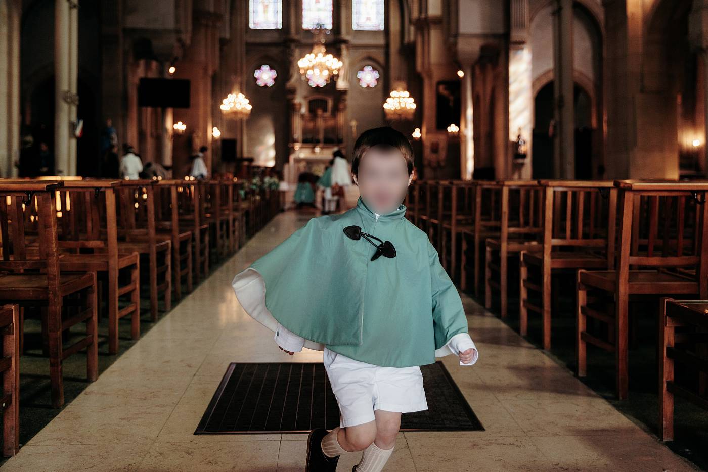Un enfant qui se précipite à la sortie de l'église