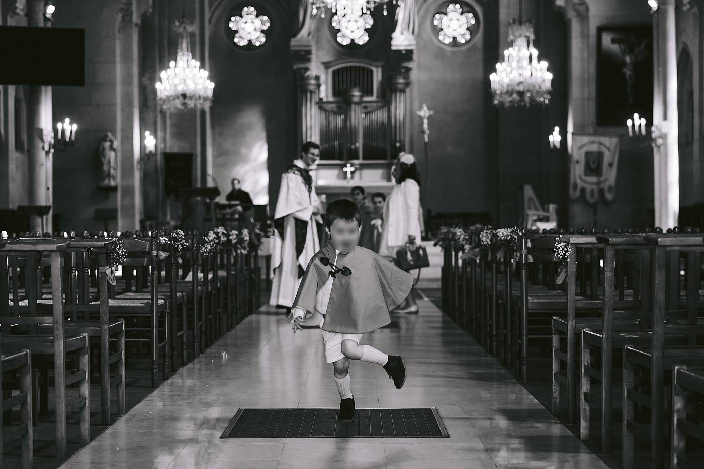 Un enfant s'amuse en attendant que les mariés sortent de l'église