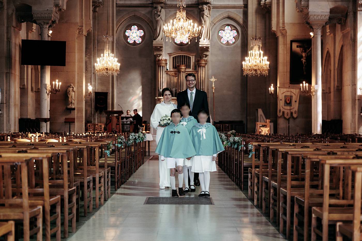 Les mariés devancés par leurs demoiselles d'honneur