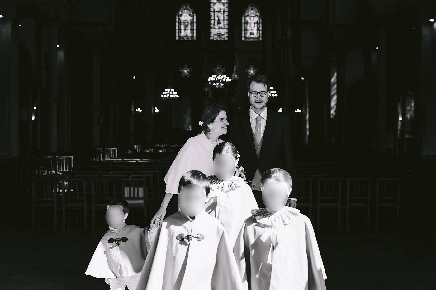 Les mariés tout sourire à la sortie de l'église