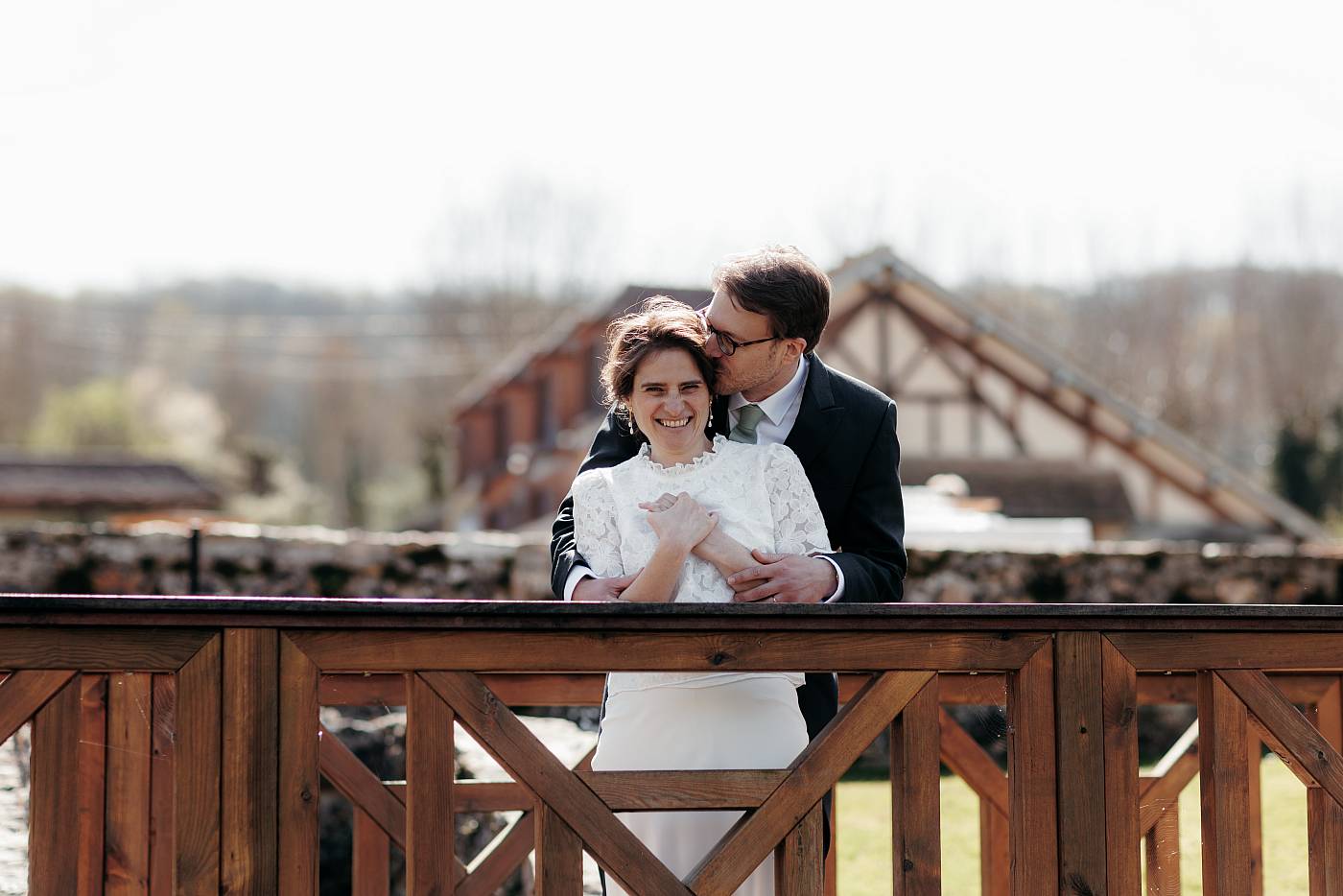 Les mariés lors de la séance photo de couple