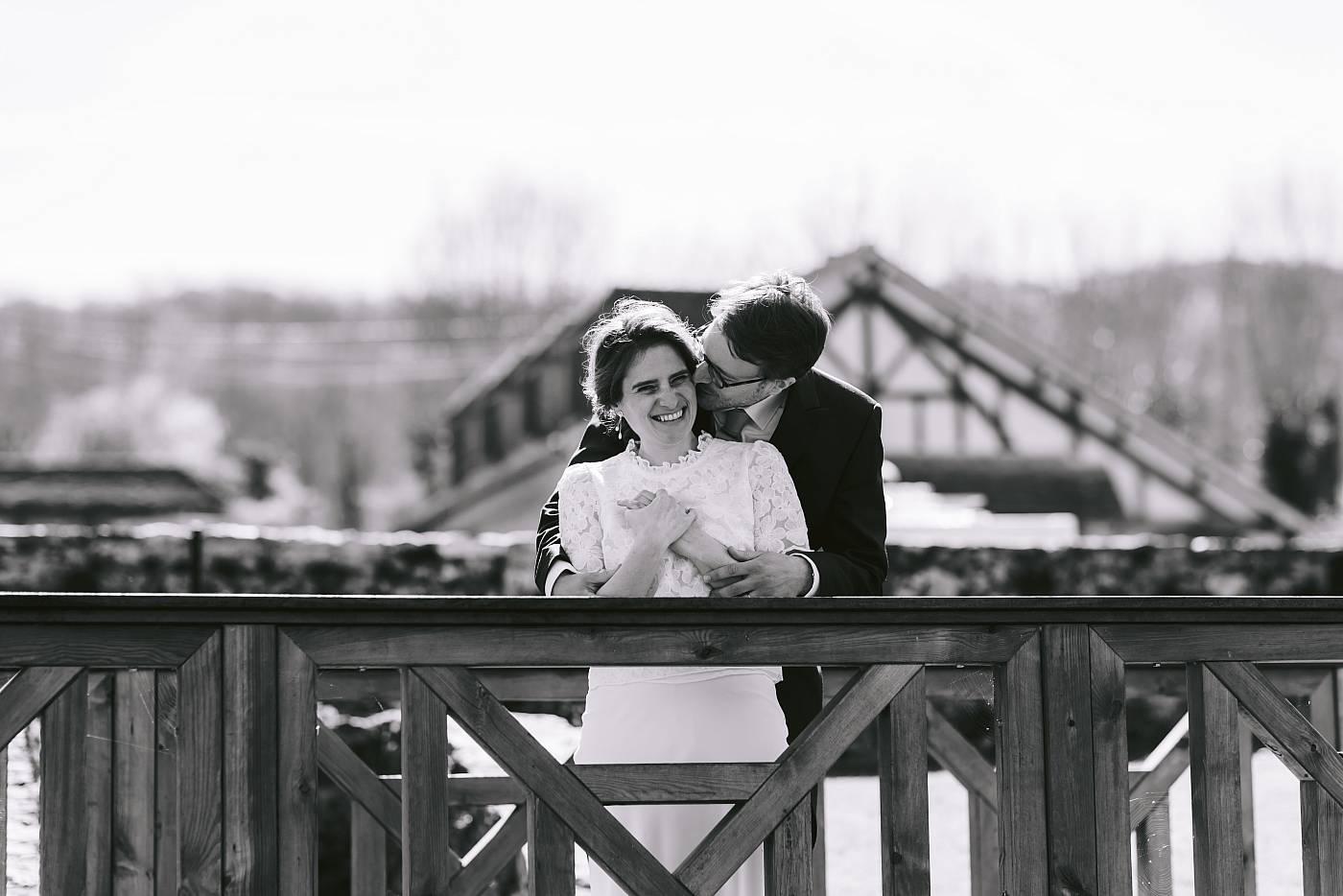 Les mariés pendant le jeu des bisous pour les photos de couple