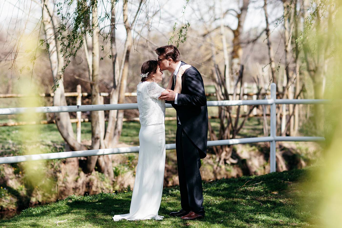 Photo de couple sous un saule pleureur