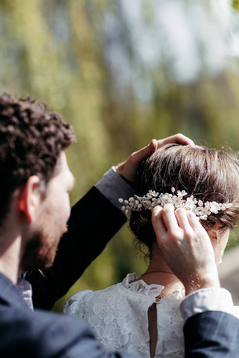 Réajustement de la décoration florale dans les cheveux de la mariée