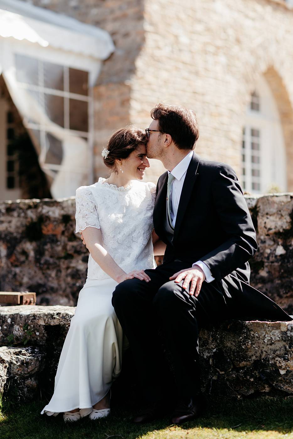 Baiser sur le front de la mariée au manoir des Foulons