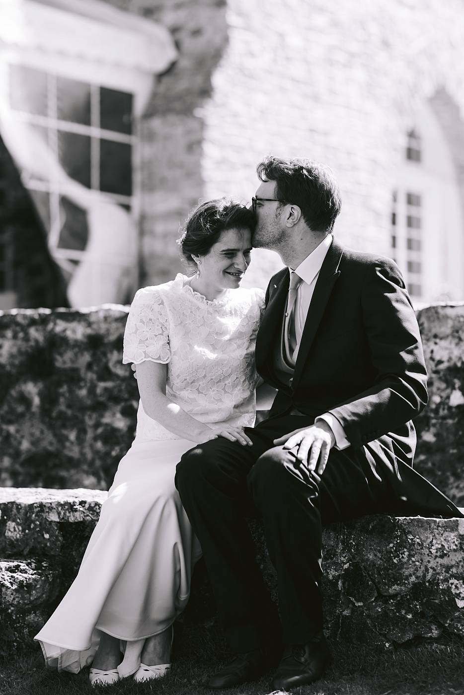 Photo de couple des mariés complices