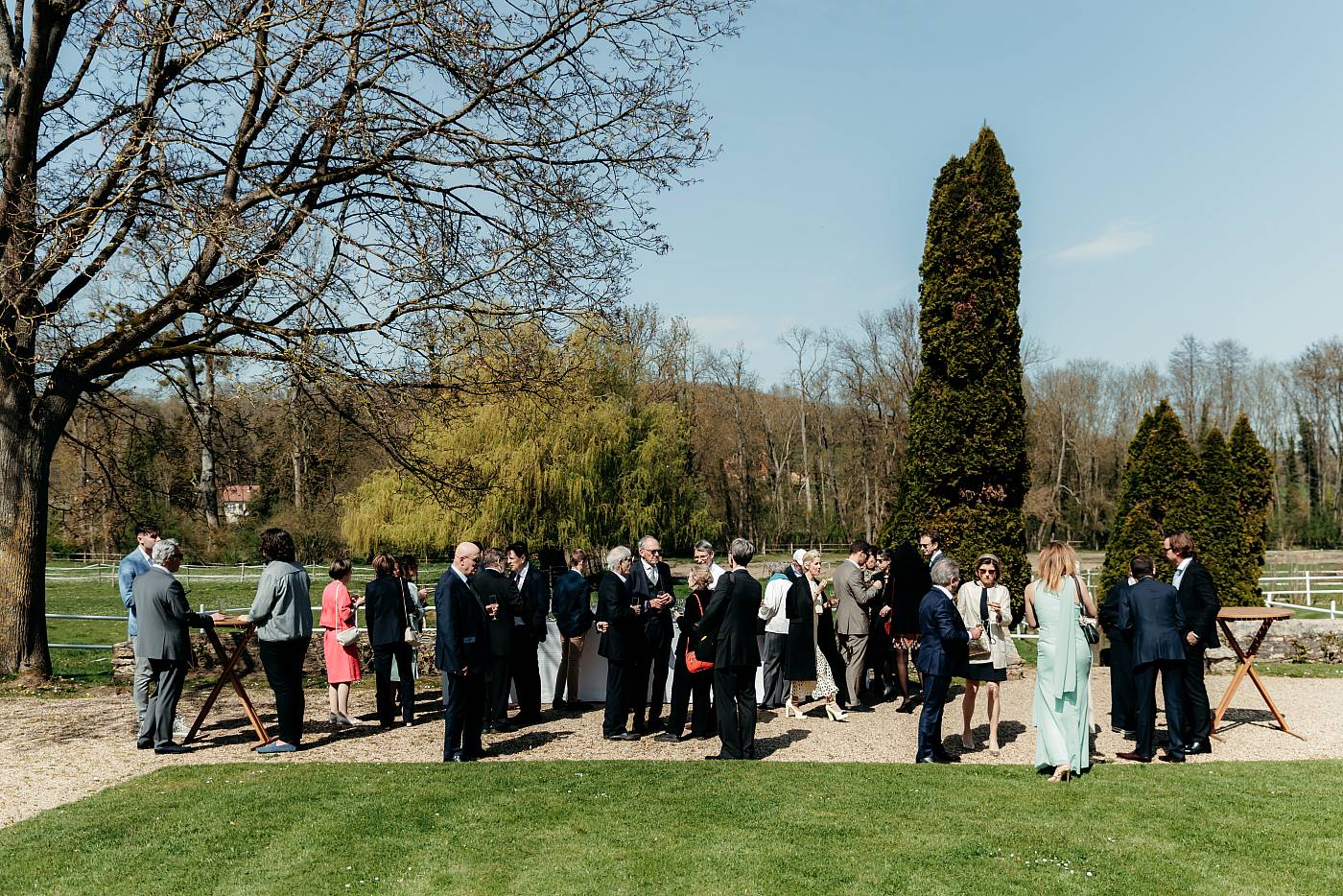 Les invités regroupés dans le jardin pour le vin d'honneur