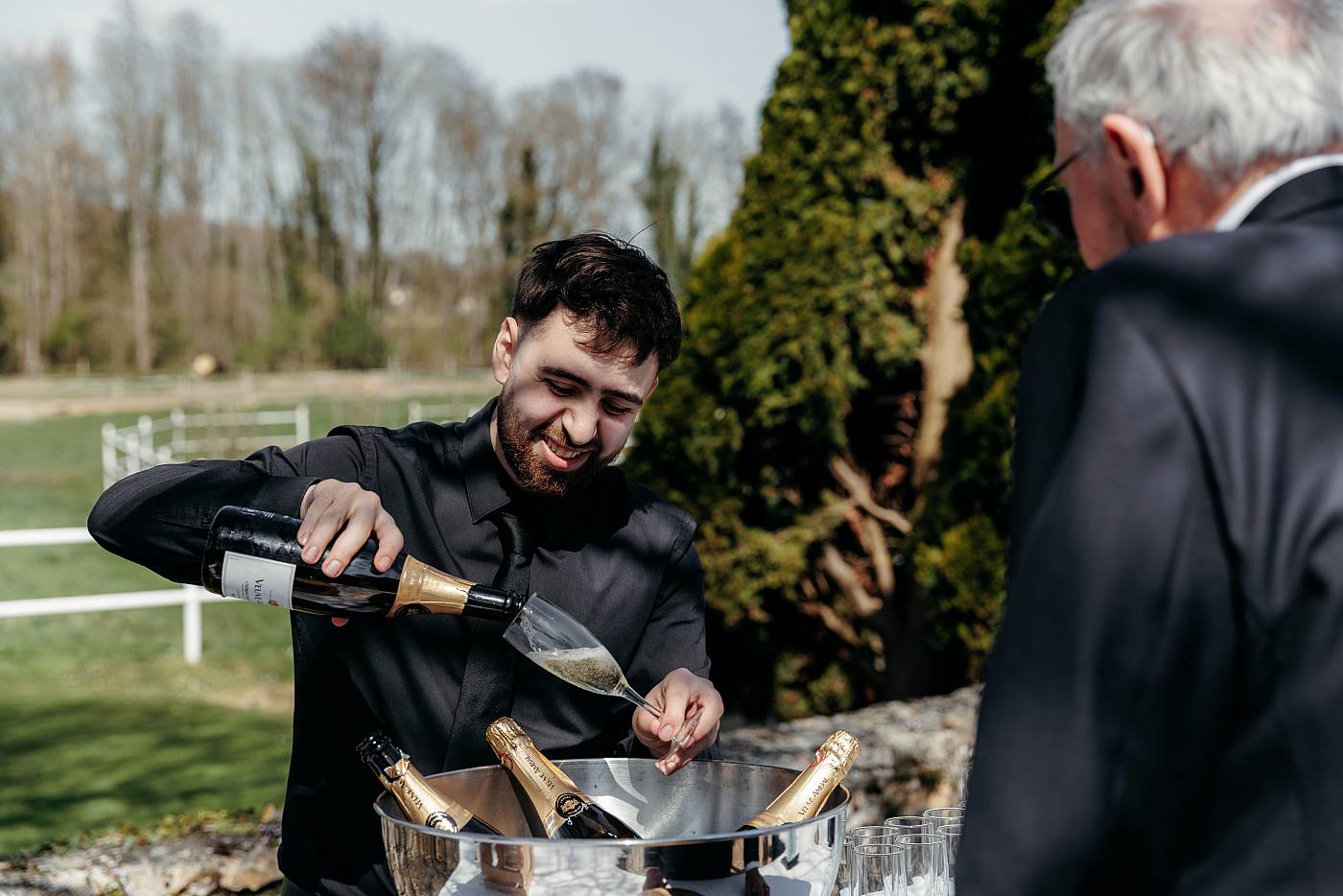 Un verre de champagne durant le vin d'honneur