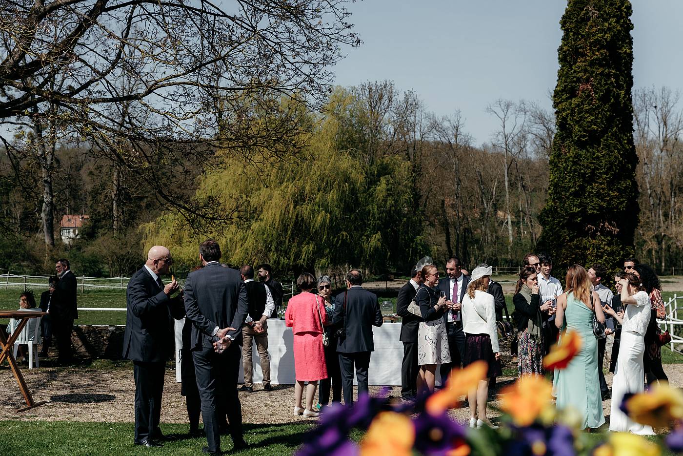 Les invités dans les jardins du manoir des Foulons