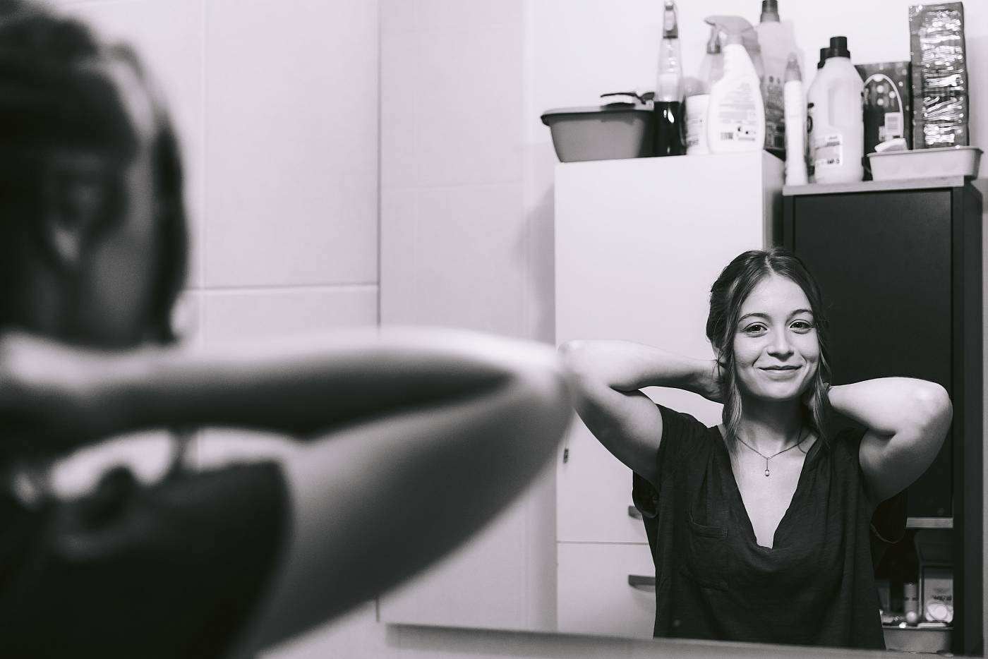 La mariée me faisant un grand sourire durant ses préparatifs