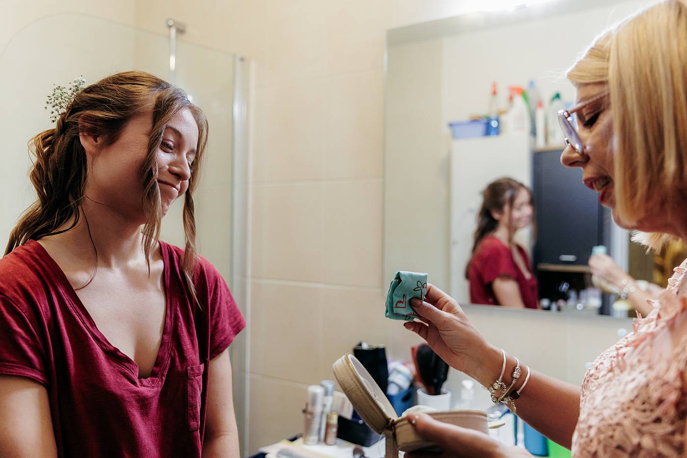 Un petit présent offert à la mariée durant les préparatifs