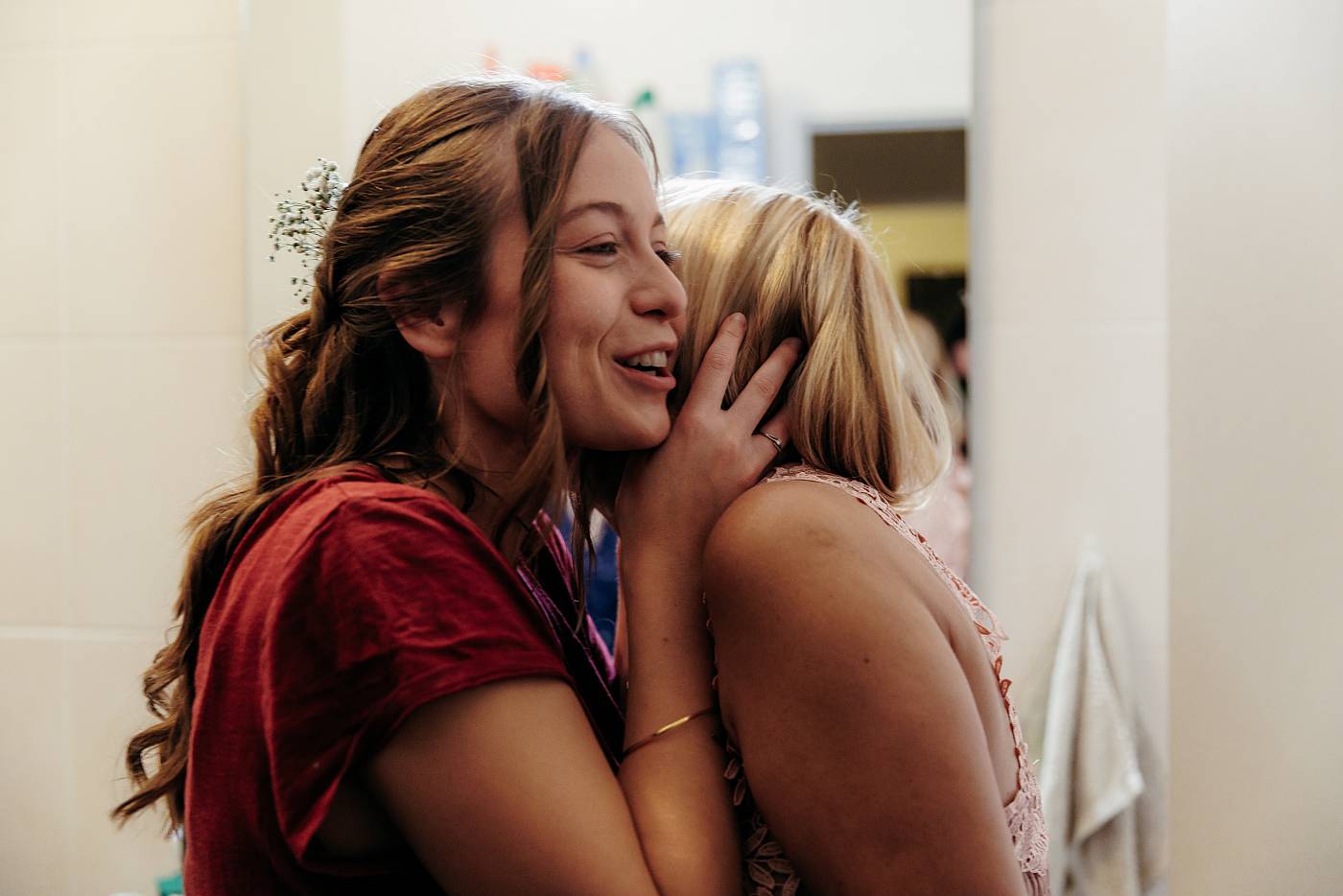 La demoiselle d'honneur embrasse la future mariée