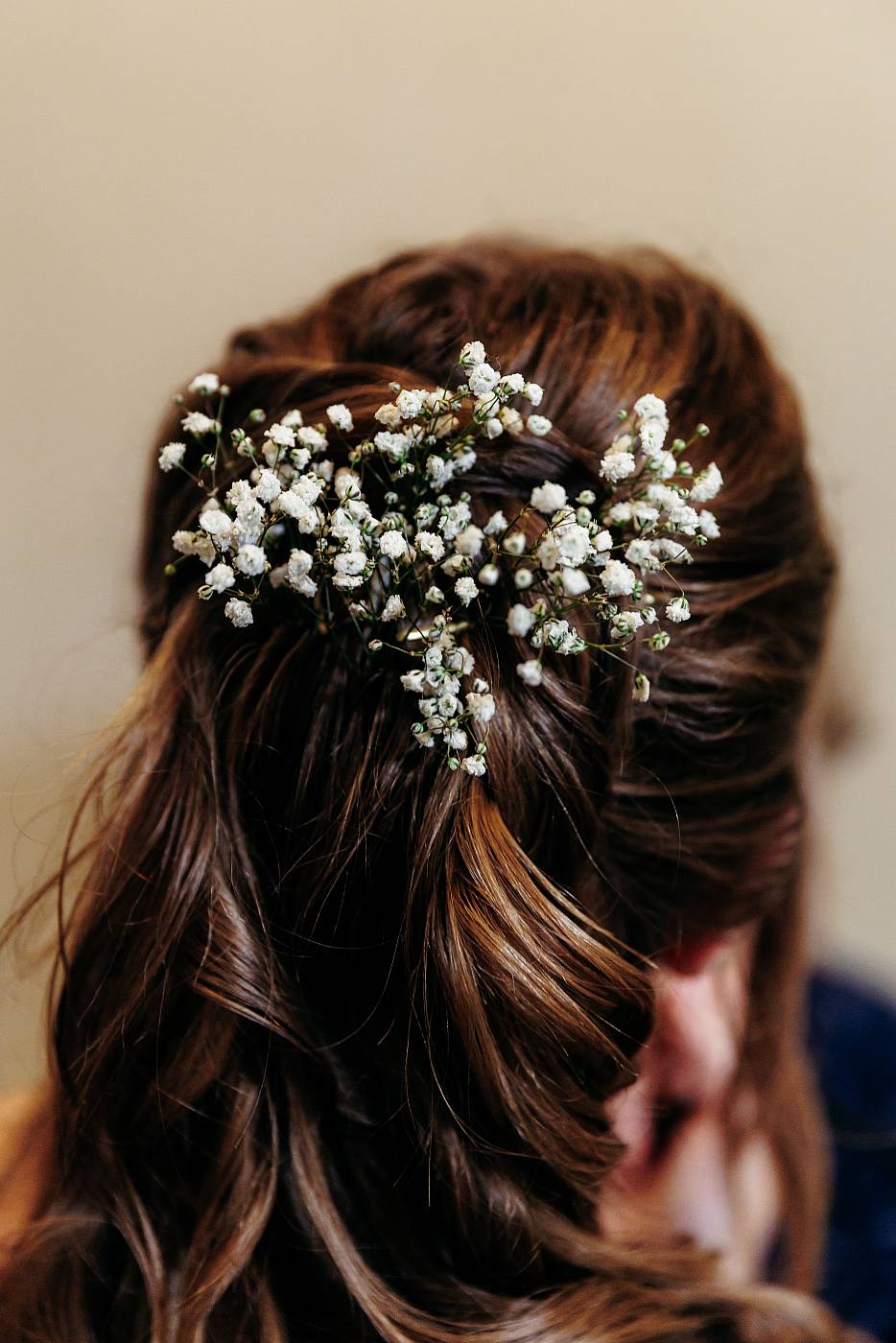 La coiffure fleurie de la future mariée