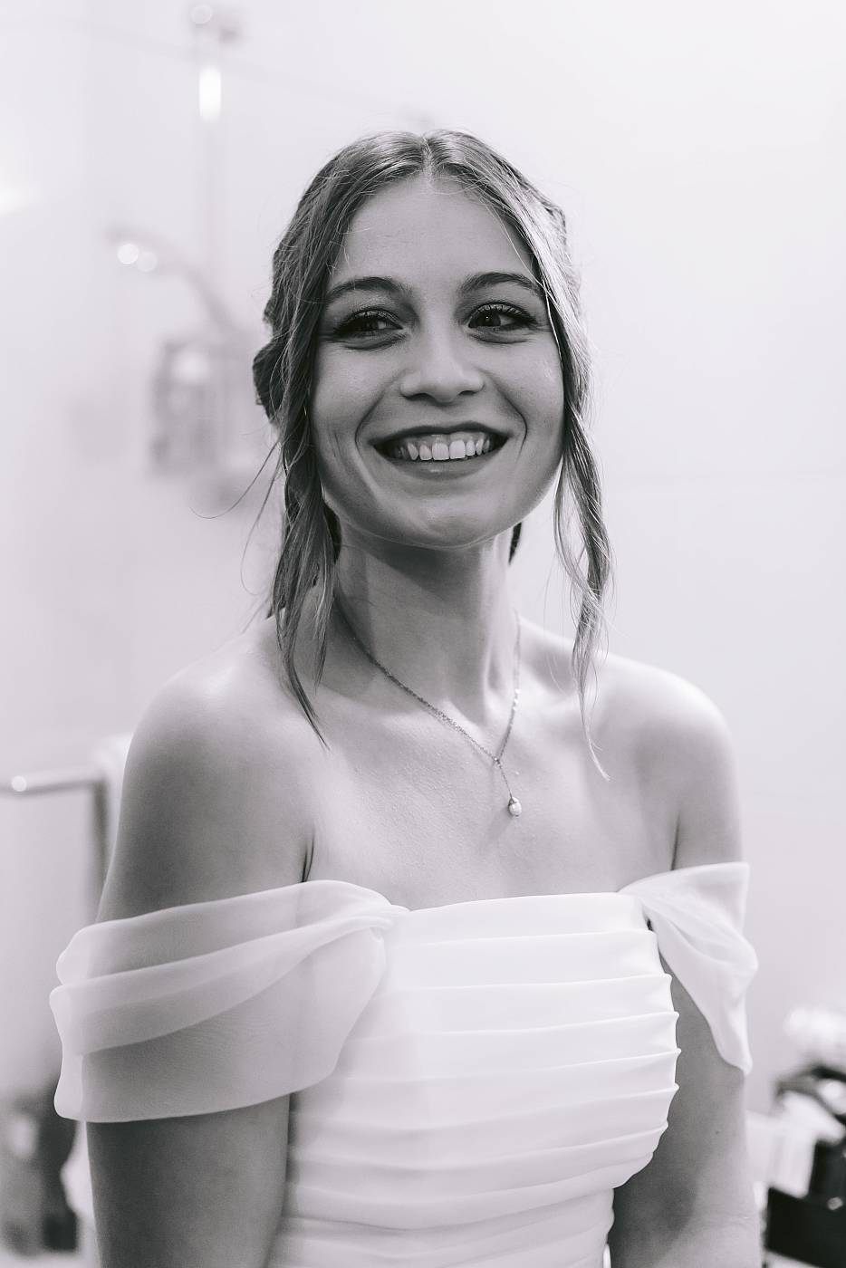 Portrait de la mariée qui a enfilé sa robe