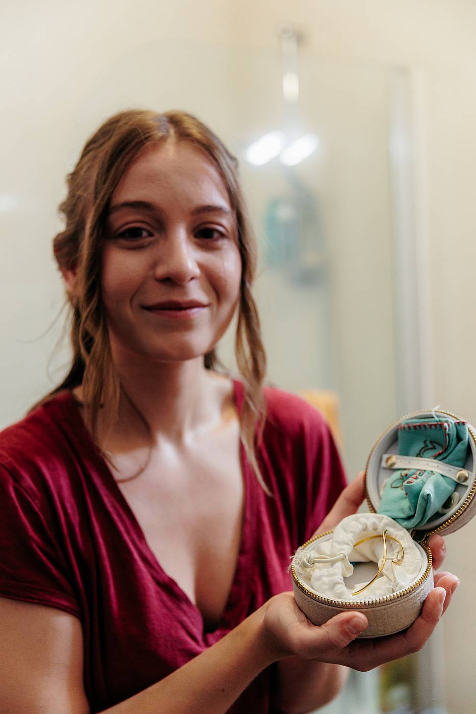 Les larmes de la mariée en découvrant le cadeau offert par sa demoiselle d'honneur