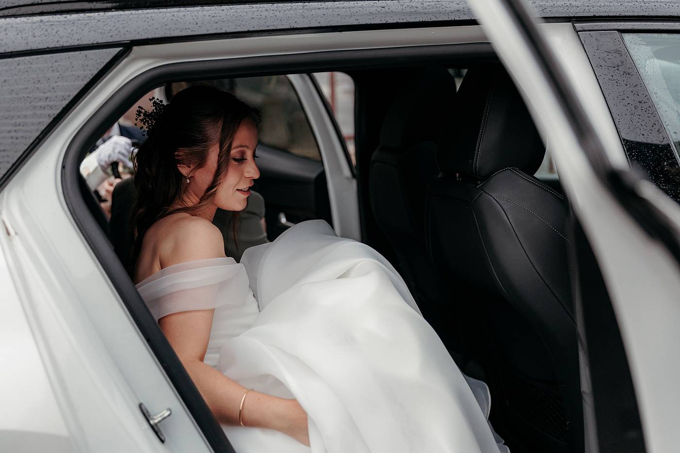 La mariée sortant de la voiture