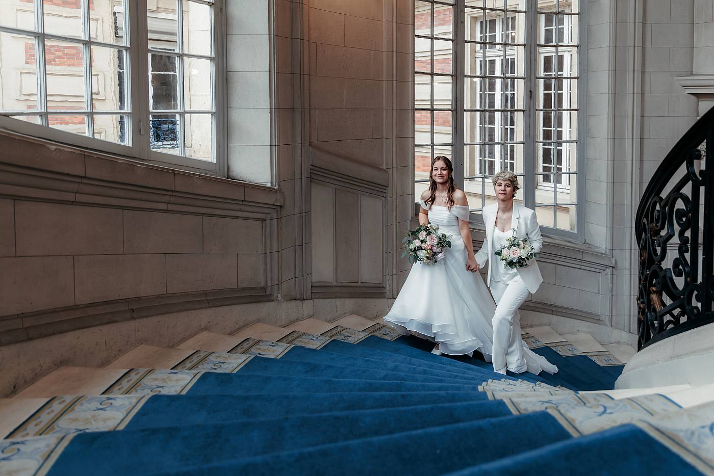 Les mariées gravissent les marches de la mairie de Versailles dans les Yvelines