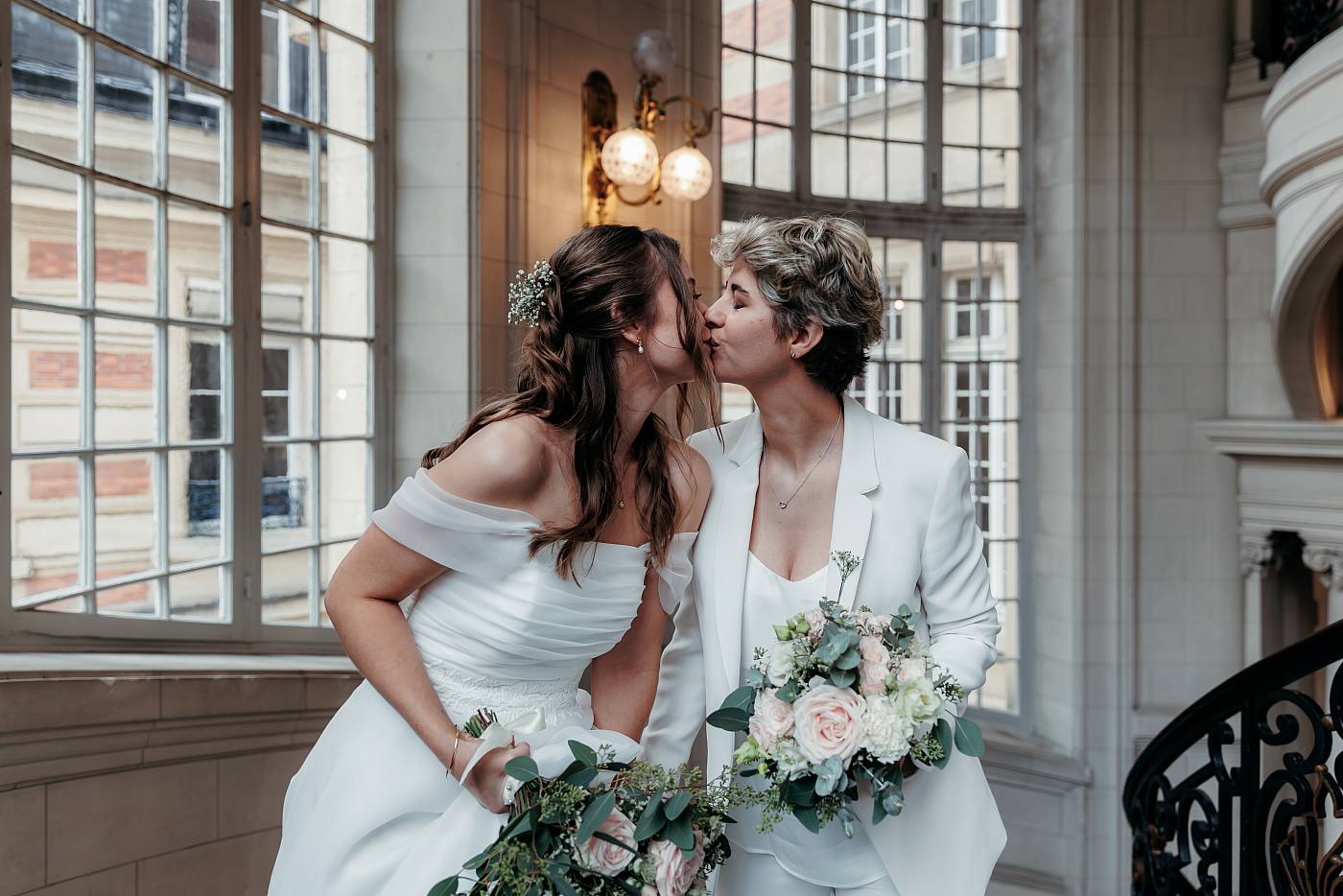 Le baiser des mariées dans les marches de la belle mairie de Versailles