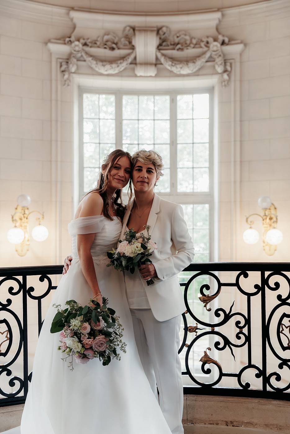 Portrait des mariés dans les beaux décors de la mairie de Versailles
