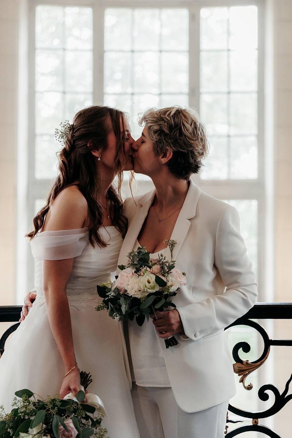 Le baiser des mariés à la mairie de Versailles