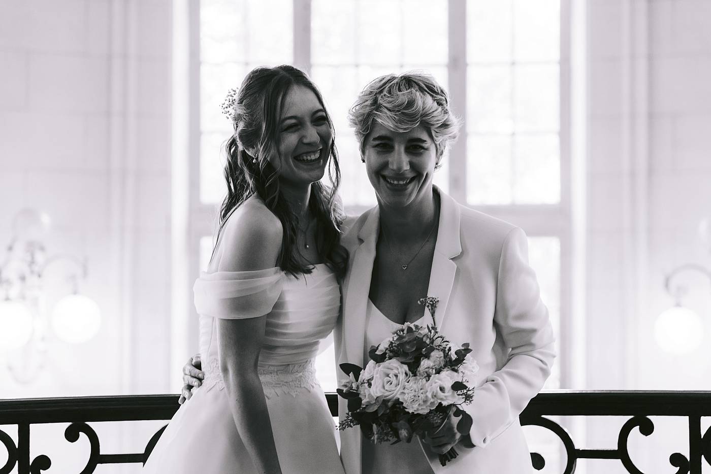 Le fou-rire des mariées avant d'entrer dans la salle des mariages