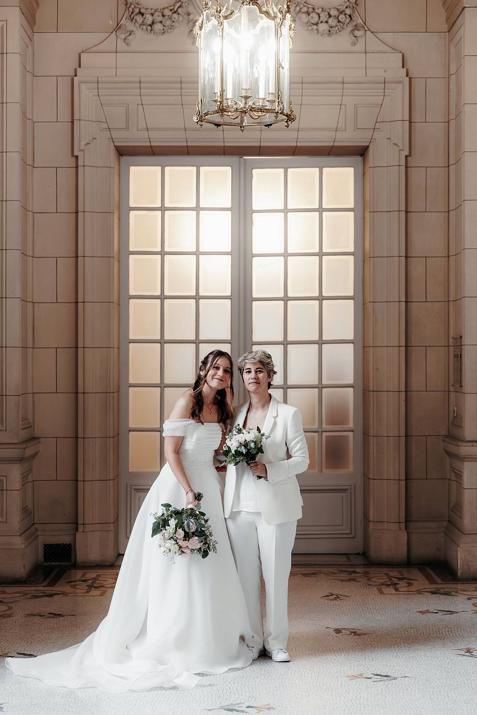 Portrait des mariées à l'entrée de la salle des mariage de la mairie de Versailles