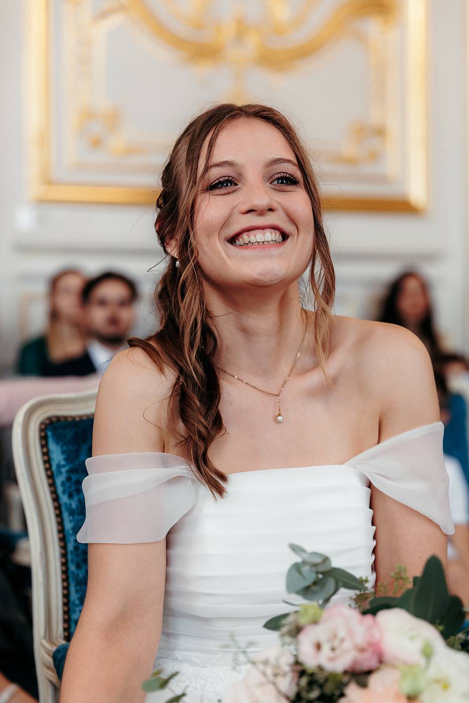 La mariée enjouée pendant la cérémonie à la mairie