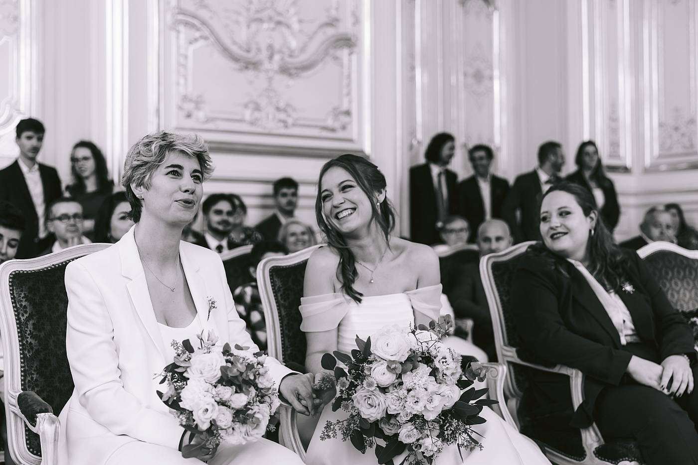 Les mariées s'amusent durant la cérémonie à la mairie