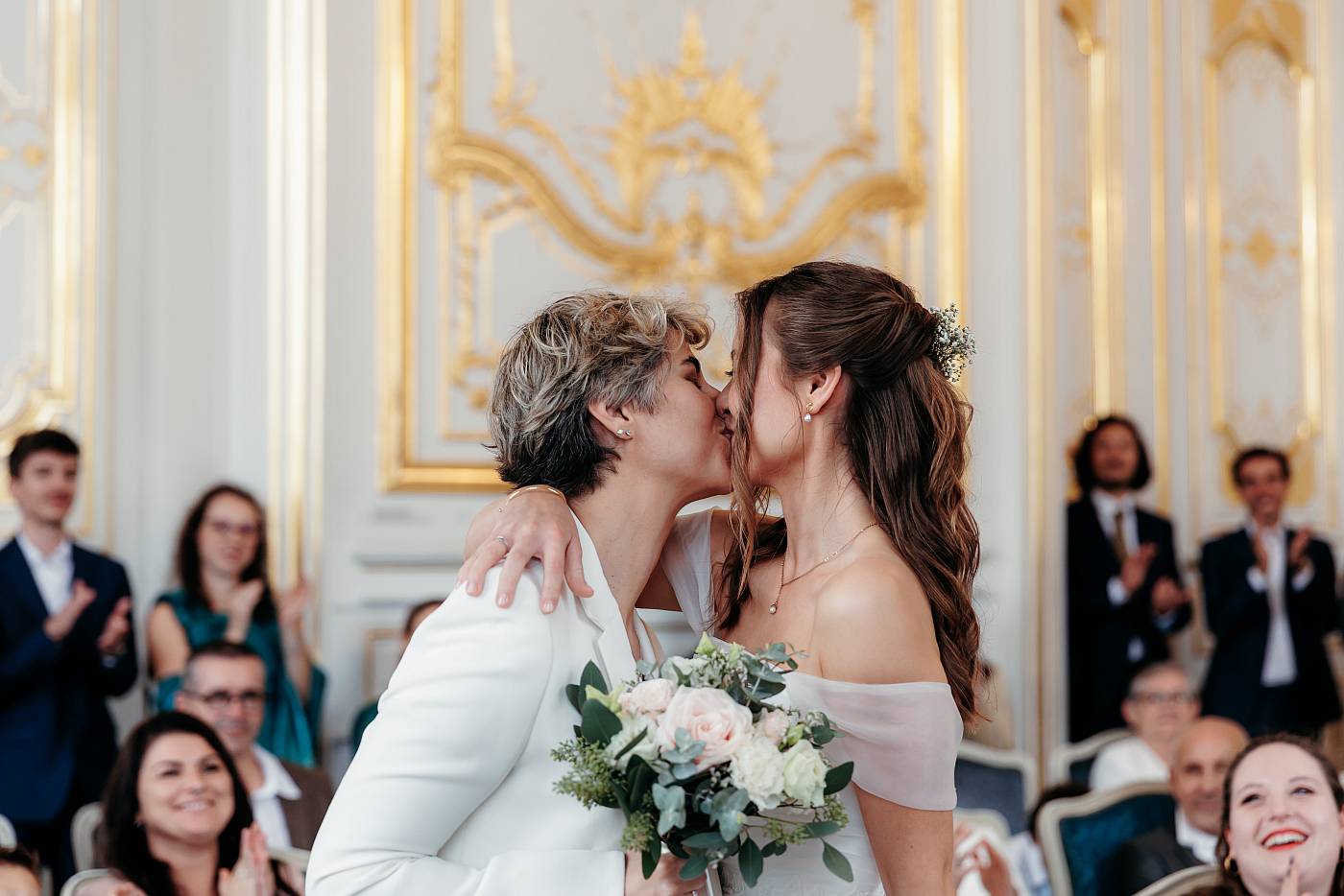 Le baiser des mariées après l'échange des voeux