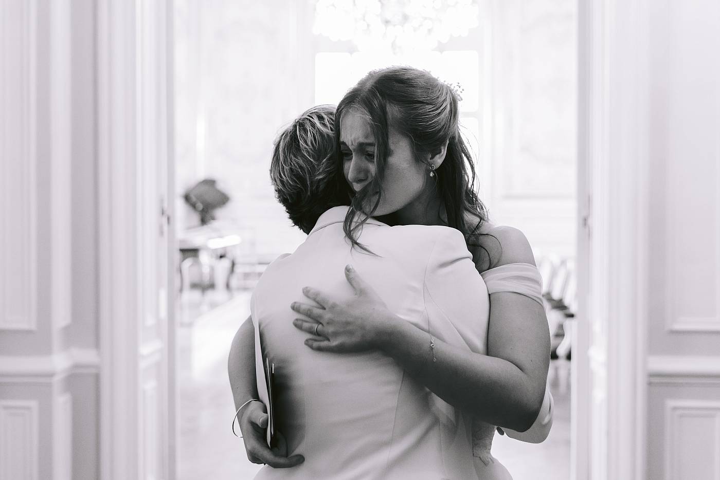 Séquence émotive après la cérémonie à la mairie