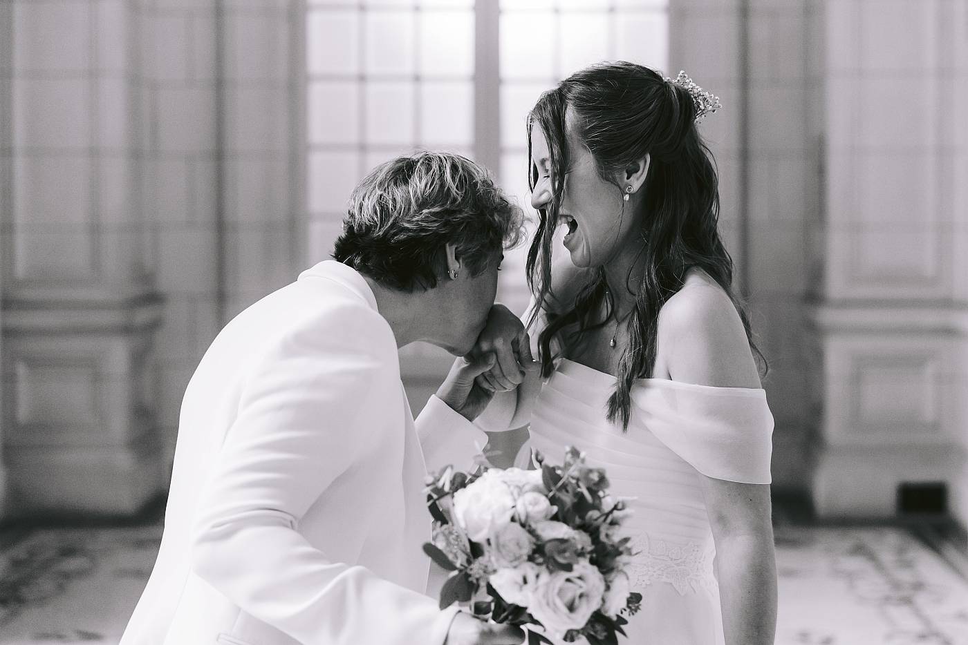 Les mariées s'amusent à la sortie de la cérémonie à la mairie