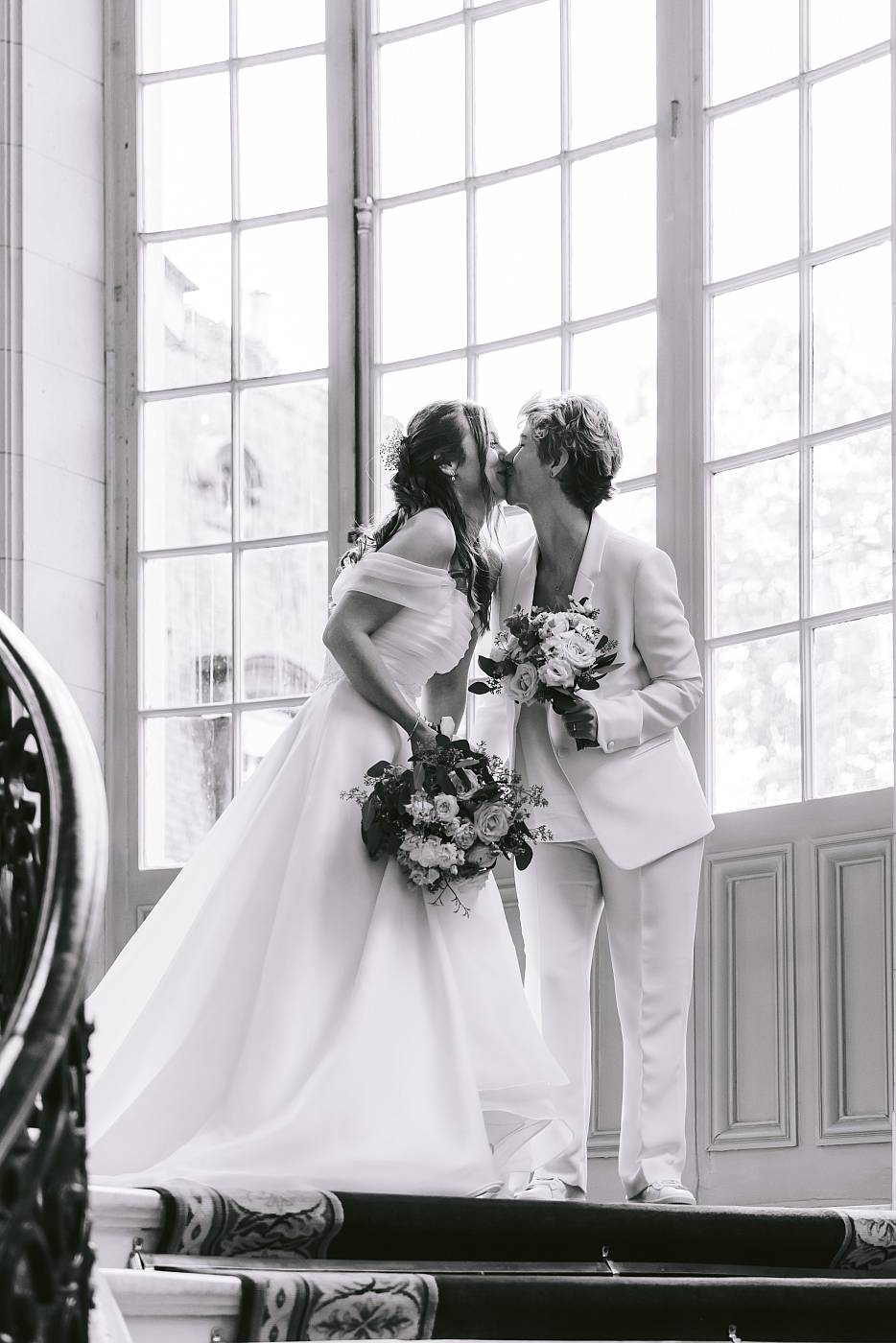 Fou rire des mariées pendant le baiser échangé dans la mairie de Versailles