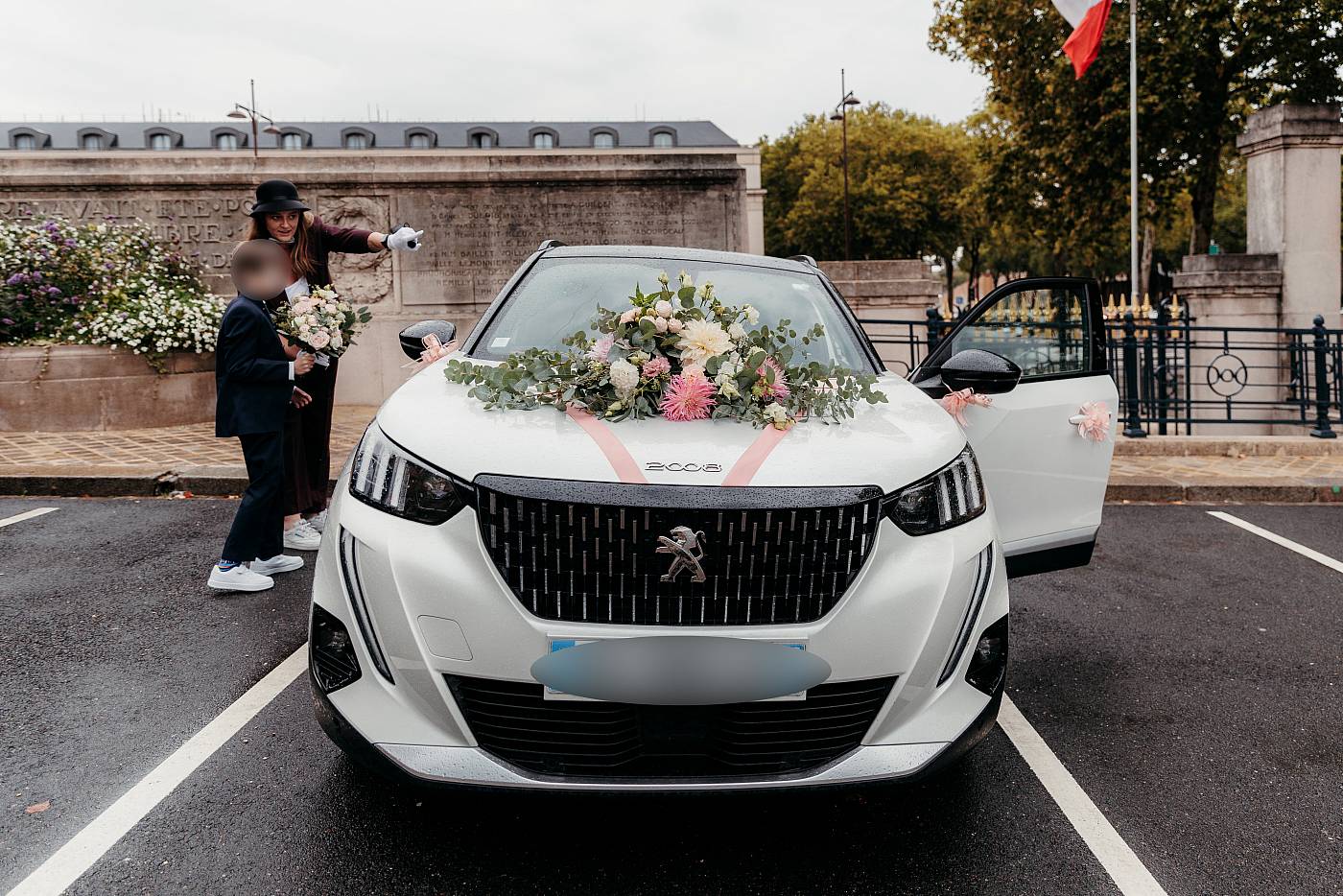 La jolie voiture décorée des mariés garée devant la mairie de Versailles