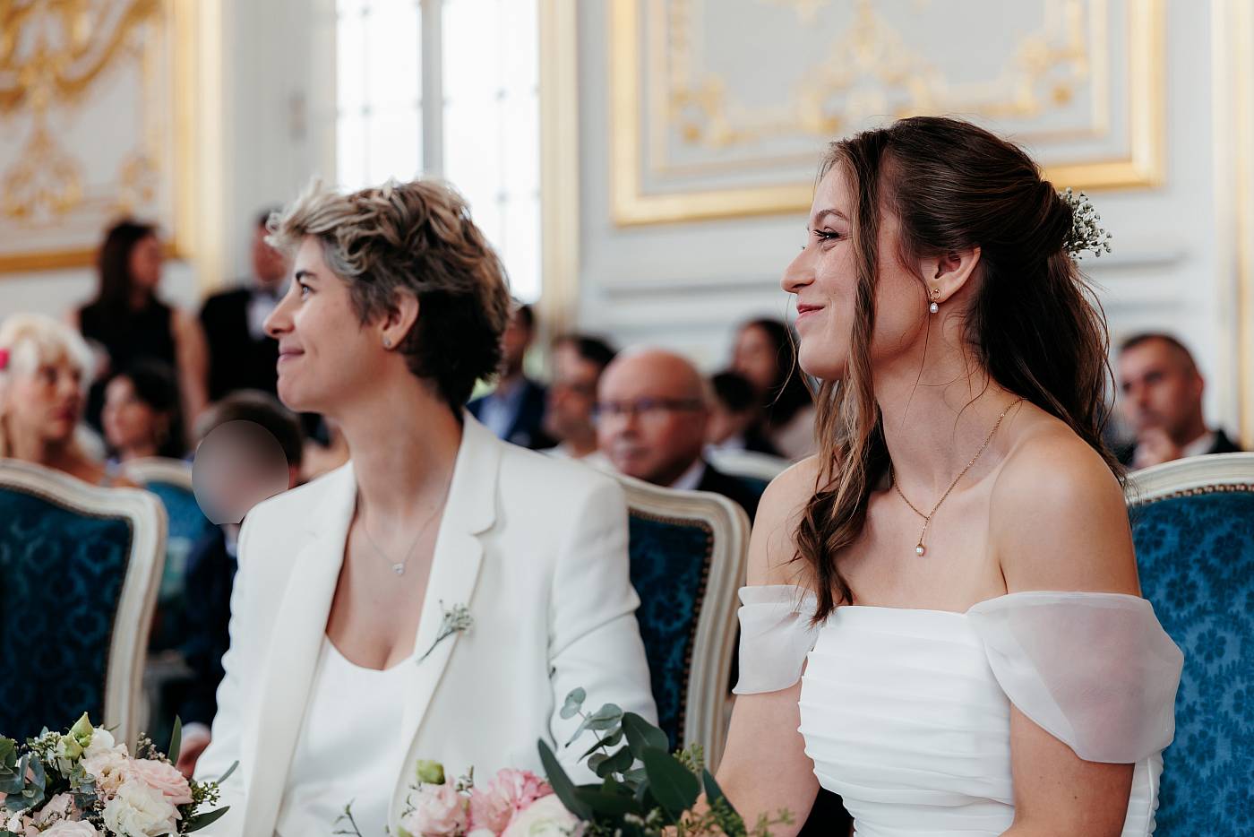 Portrait des mariées durant la cérémonie à la mairie de Versailles